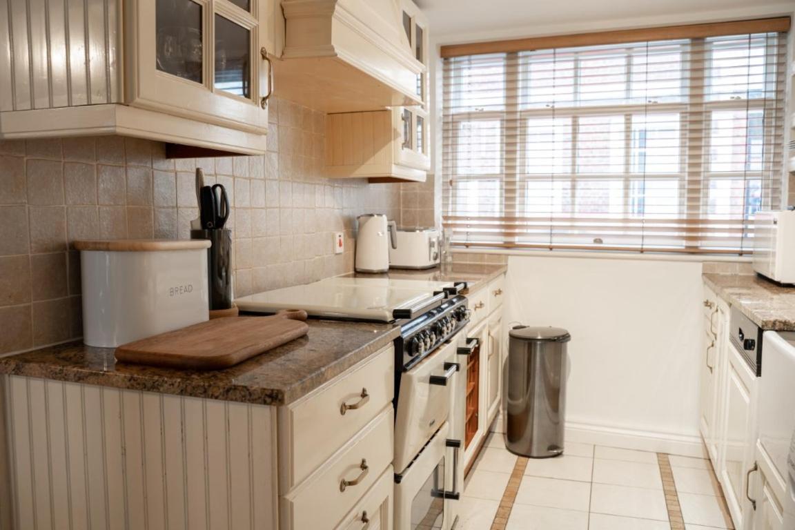 Perfectly Located Central Chester Town House -2Br Экстерьер фото