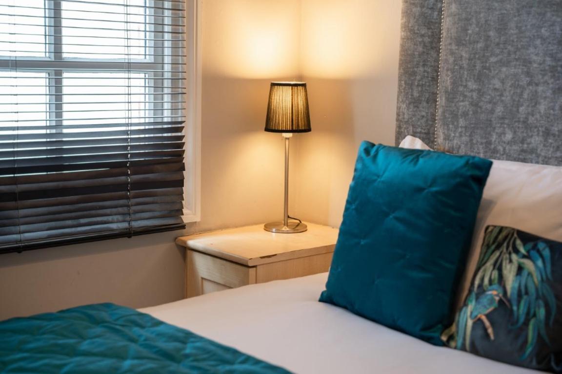Perfectly Located Central Chester Town House -2Br Экстерьер фото
