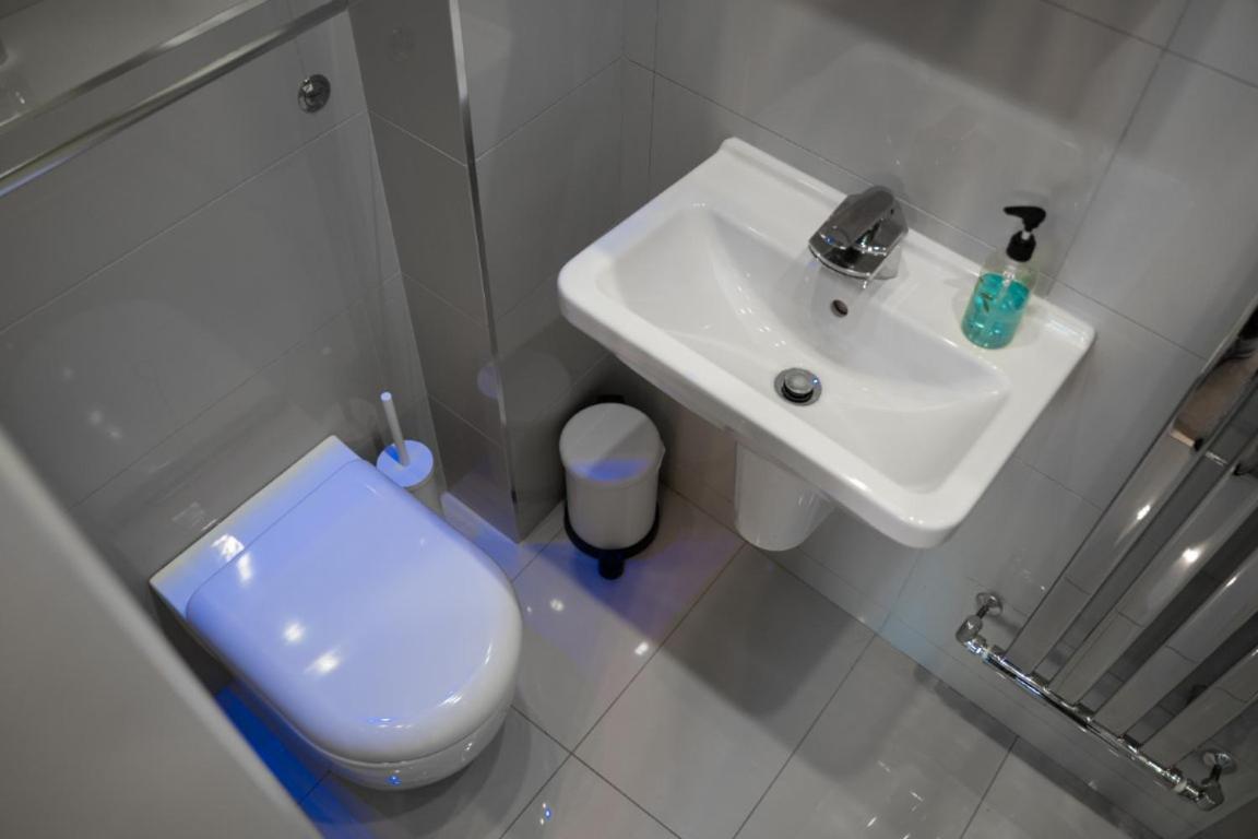 Perfectly Located Central Chester Town House -2Br Экстерьер фото