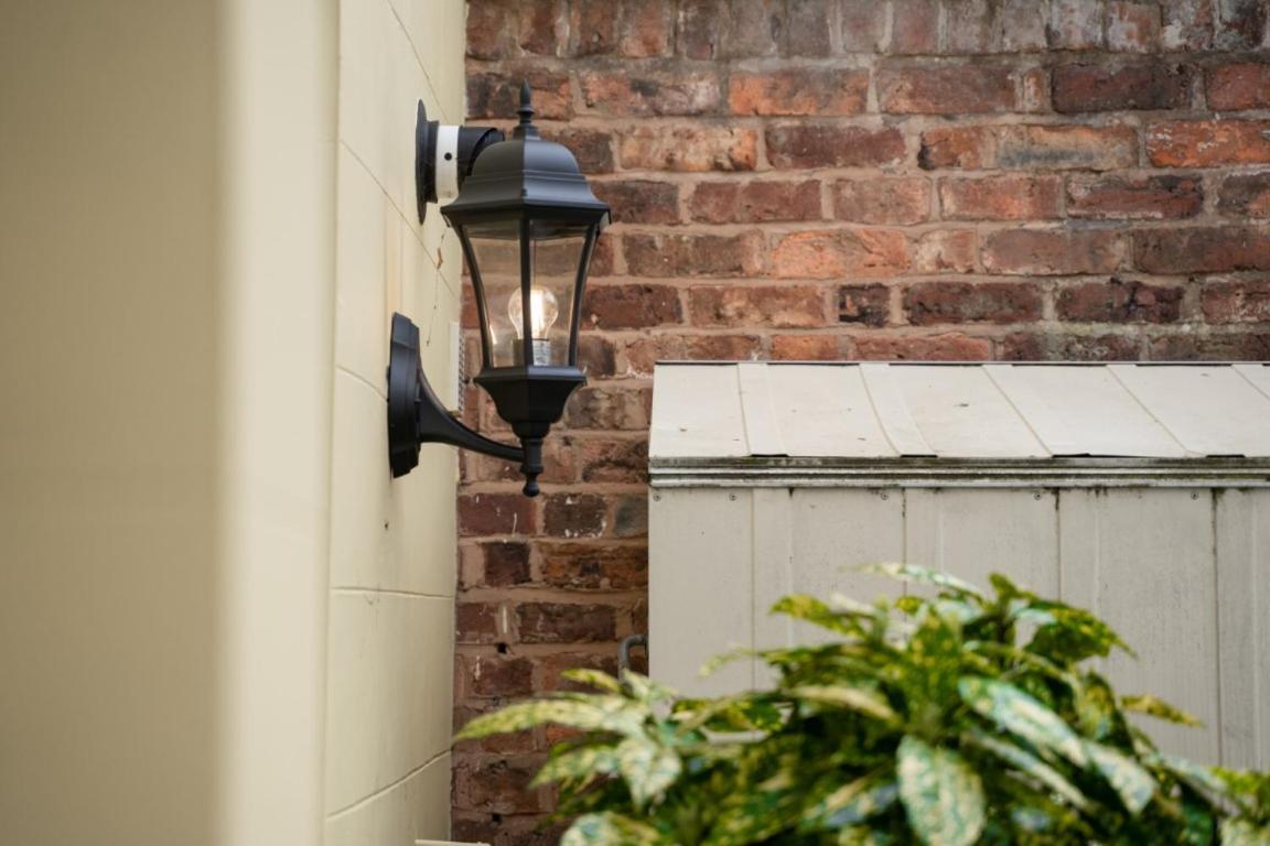 Perfectly Located Central Chester Town House -2Br Экстерьер фото