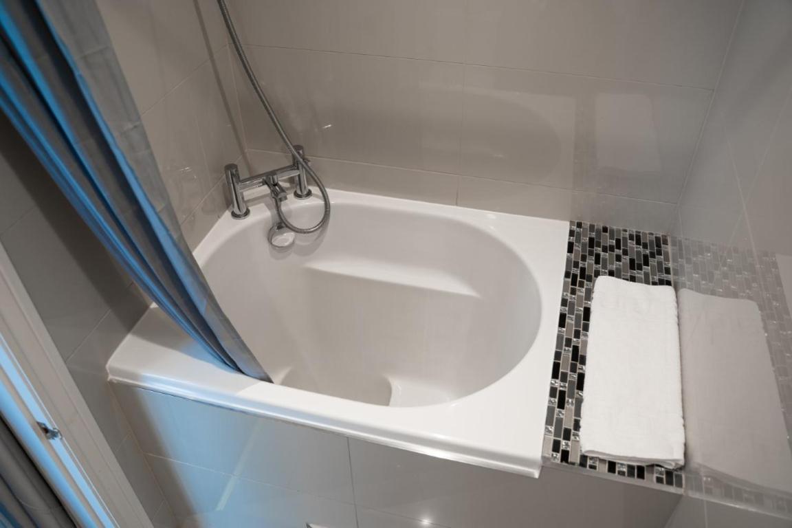 Perfectly Located Central Chester Town House -2Br Экстерьер фото